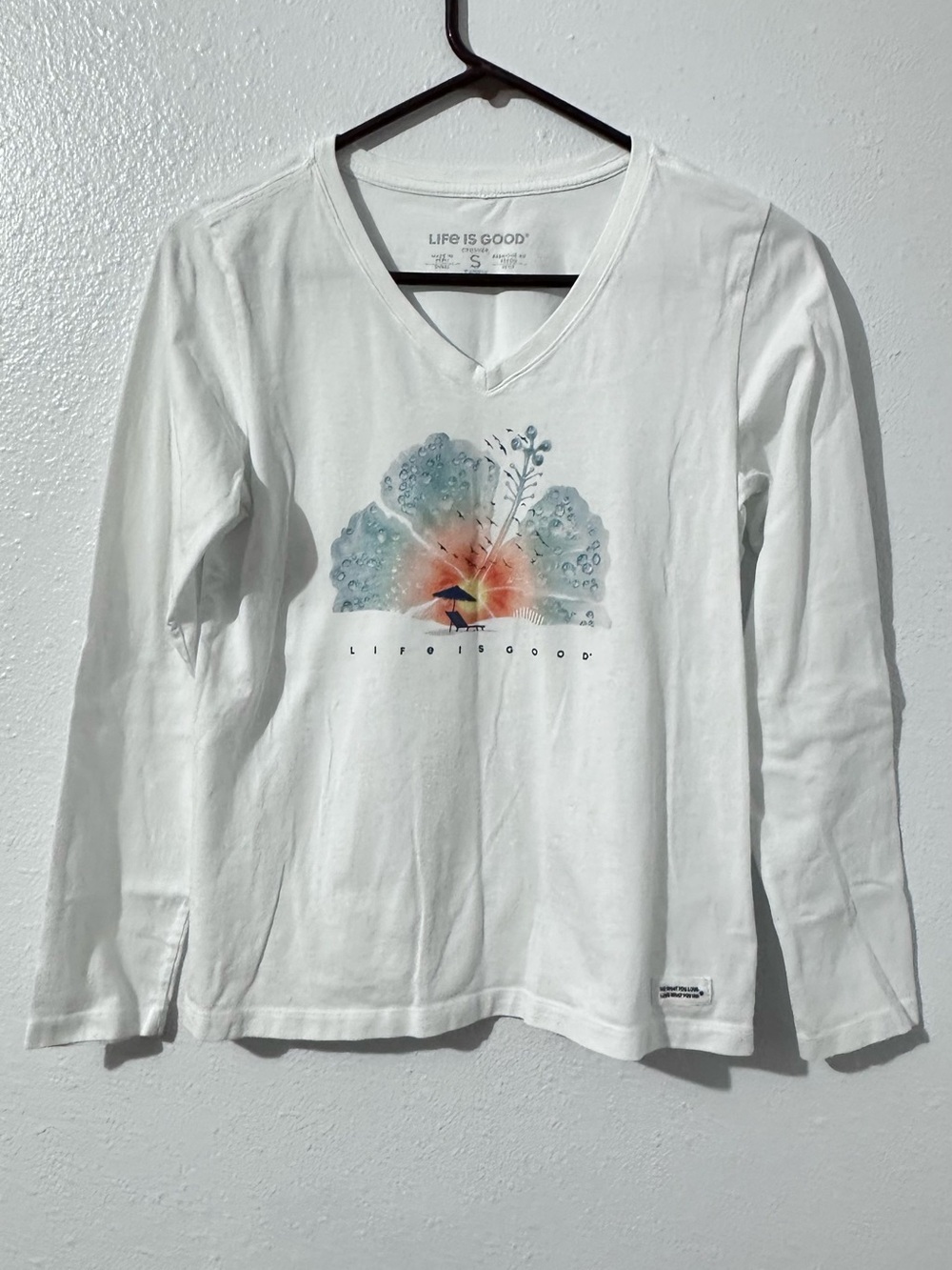 Life Is Good White V-Neck Long Sleeve Tee with Pastel Sunrise Womens small